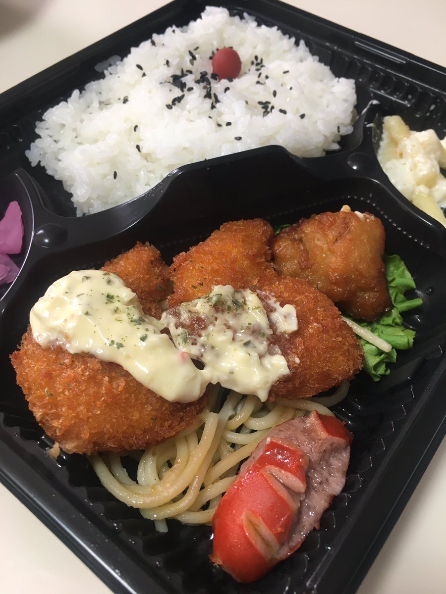 お昼はシミズストアの弁当🍱にしました🤗 えび🦐カツ弁当 ￥２７０（税込） えびカツが２個 唐揚げ１個 赤ウインナー こんな感じの弁当です😋