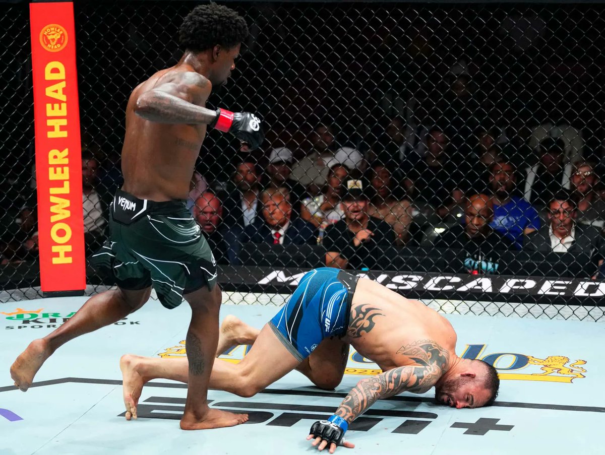 barstoolsports's tweet photo. Kevin Holland FACEPLANT KOs Santiago Ponzinibbio Right In Front Of Donald Trump, Mike Tyson, And Kid Rock https://t.co/9bsoTHqbQM https://t.co/imfbjF4lVK