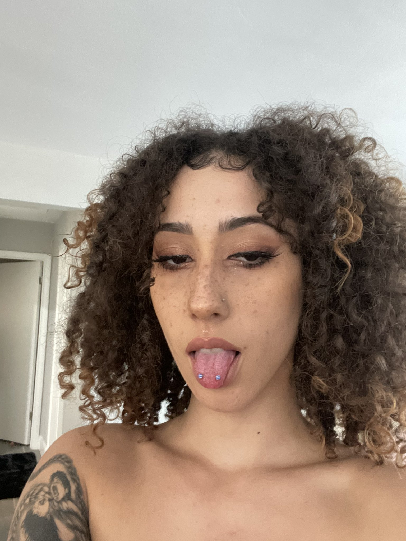 X 上的Kira Perez：「Mmm I'm horny entertain me😈 t.cot9agxxVywh」  X