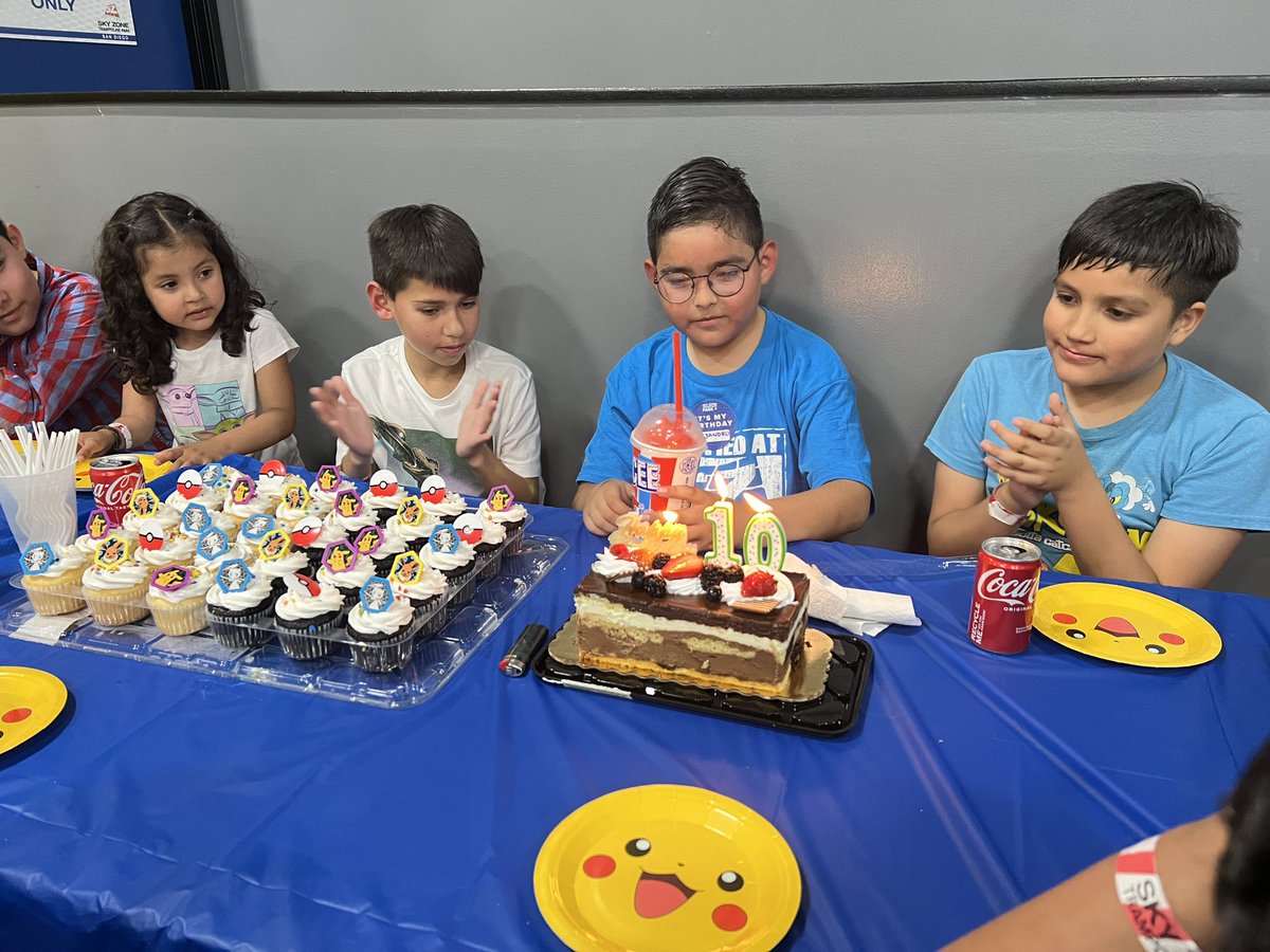 MrsCastaneda40's tweet photo. Happy Saturday π#almost10 #skyzone #momlife #classmates #memories https://t.co/AFMWsCMrvX
