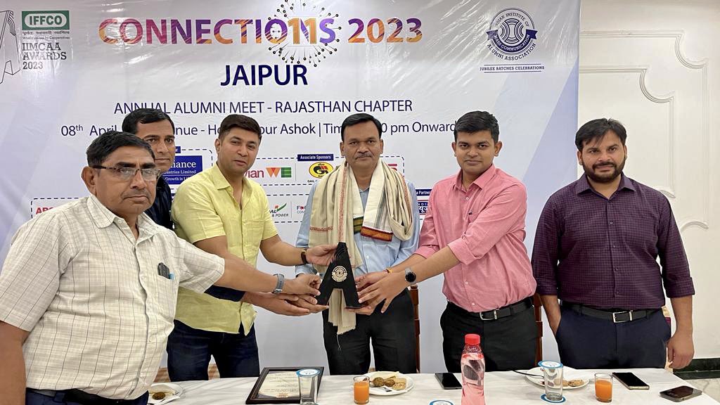 sachinsaini14's tweet photo. @IIMCAA Rajasthan chapter meet #Connection2023 in Jaipur. #AnuragVajpayee receiving life time achievement award. https://t.co/DuZHRiRlxl