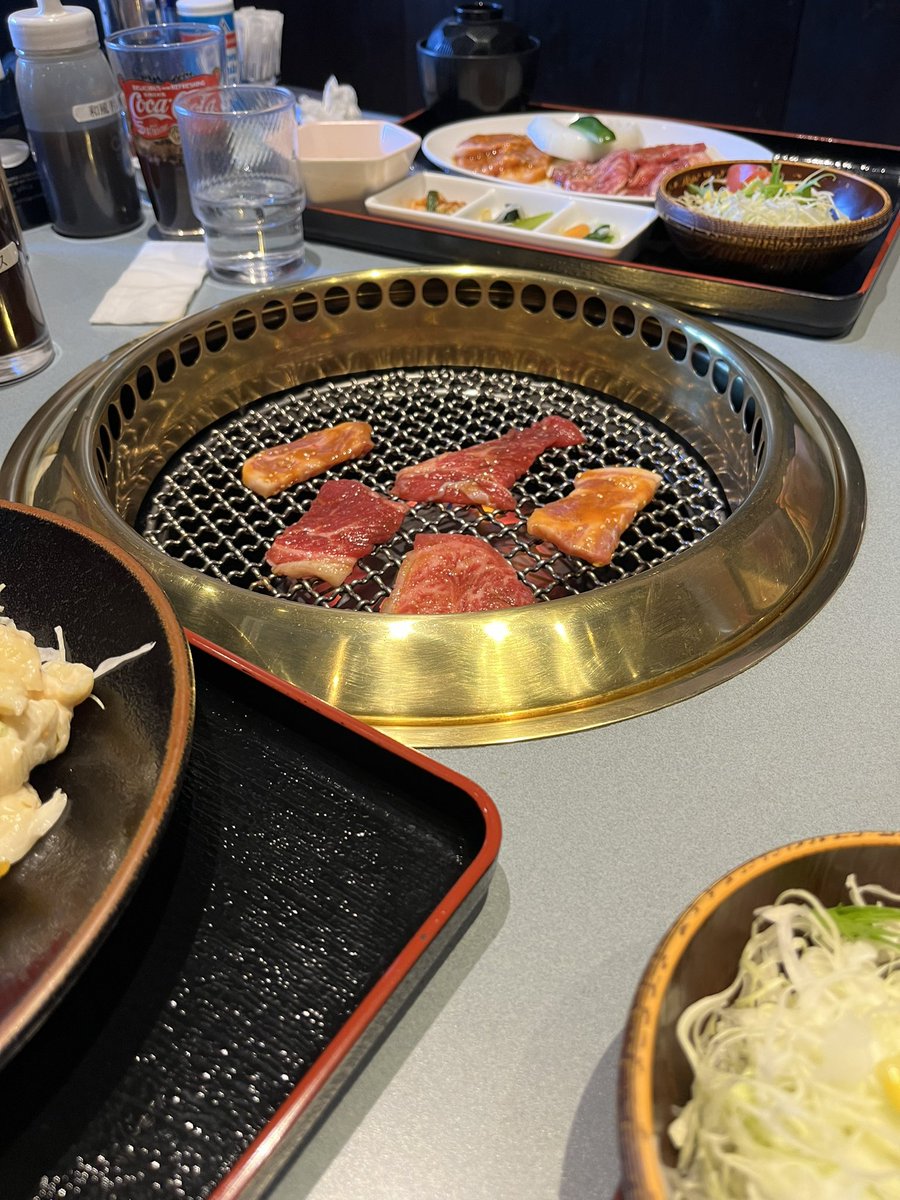 shudai_tennis's tweet photo. 今日は男子1人と女子2人の合計3人の新入生が来てくれました！これはみんなで練習後に食べにきた焼肉の画像です！
このように硬式テニス部では新入生大歓迎なので、どしどし体験来てください！😎 https://t.co/dnzrmHOvIE