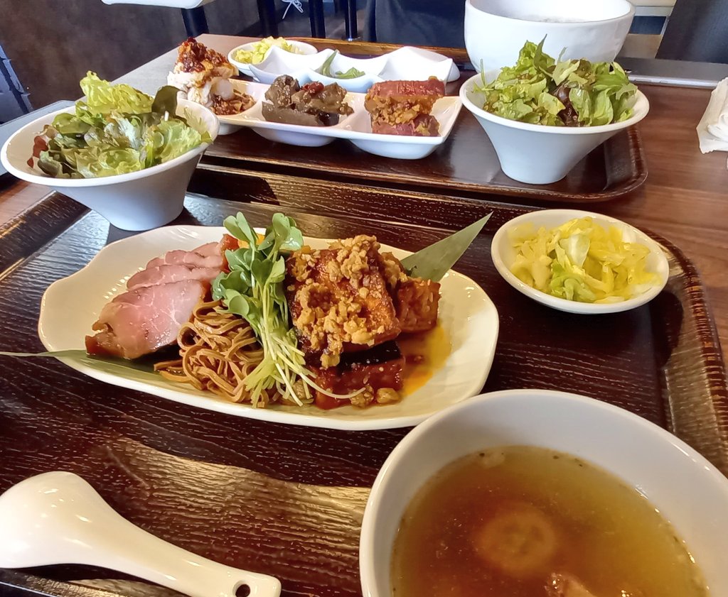 nemi738's tweet photo. 友だちとランチ。
めっちゃ気になってた
#CHINALAB さん。
今日はAランチにしたよ。
(友だちはBランチ)
複雑だけど、濃すぎず、とても好きな味付けでパクパクペロリ間食😋
杏仁豆腐も追加☺️
器も可愛い❤️
美味しかった~
今度は炒飯食べたいな🤤
ごちそうさまでした🎵 https://t.co/EESkDxZO8e