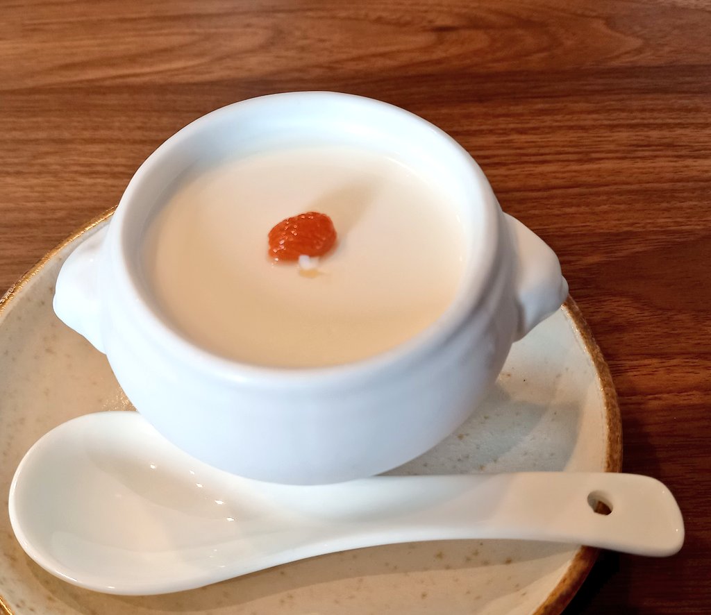 nemi738's tweet photo. 友だちとランチ。
めっちゃ気になってた
#CHINALAB さん。
今日はAランチにしたよ。
(友だちはBランチ)
複雑だけど、濃すぎず、とても好きな味付けでパクパクペロリ間食😋
杏仁豆腐も追加☺️
器も可愛い❤️
美味しかった~
今度は炒飯食べたいな🤤
ごちそうさまでした🎵 https://t.co/EESkDxZO8e