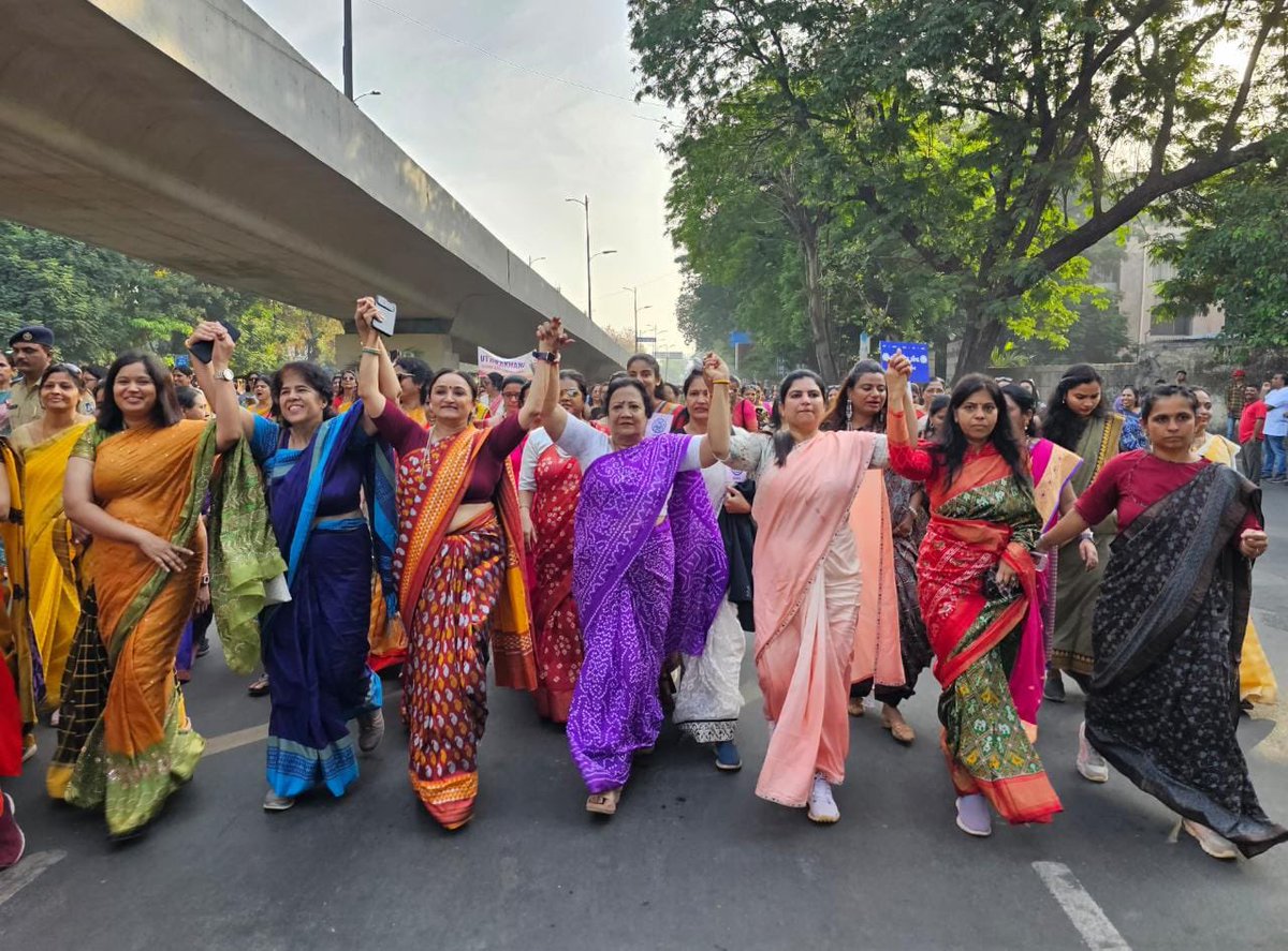 DarshanaJardosh's tweet photo. G20 और W20 के लिए भारत का दृष्टिकोण - "एक पृथ्वी · एक ��रिवार · एक भविष्य" को सूरत - द मिनी इंडिया में आयोजित की गई साड़ी वॉकथॉन द्वारा दर्शाया गया।

इस #SuratSareeWalkathon के ज़रिये महिला सशक्तिकरण, फिट इंडिया, मेक इन इंडिया पर जोर दिया गया है। 

#G20India https://t.co/xpdLrUH08O