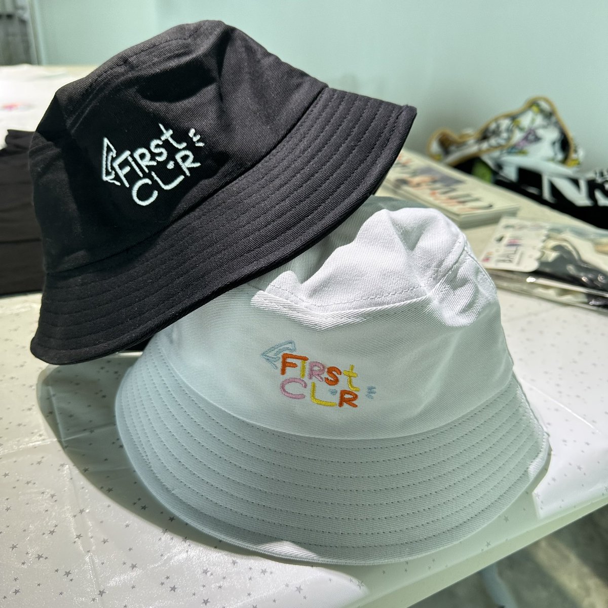 FirstLoveofc_'s tweet photo. สำหรับชาวรักแรกและด้อมจิ๋วที่อยากได้สินค้าจาก #FirstfhGraduation Collection 🎓 สามารถมาซื้อได้ที่
#TherenoMewithoutFirstGallery ตั้งแต่วันที่ 9 - 12 เมษายน ได้เลยนะคะ 🙇🏻♀️
#First_Chalongrat #รักแรกของเฟริสท์ https://t.co/VYEzNnXPml