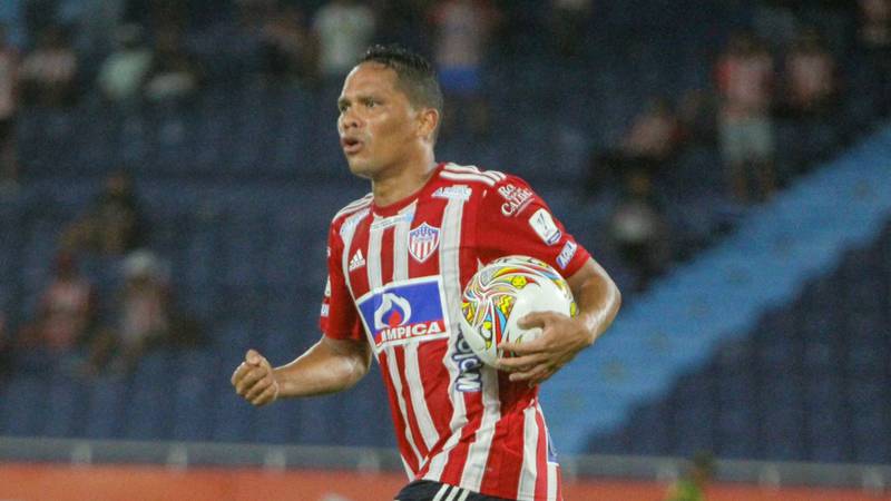 guelelei's tweet photo. Taylor Swift is reportedly dating colombian soccer player Carlos Bacca. https://t.co/V8YllXNrcq