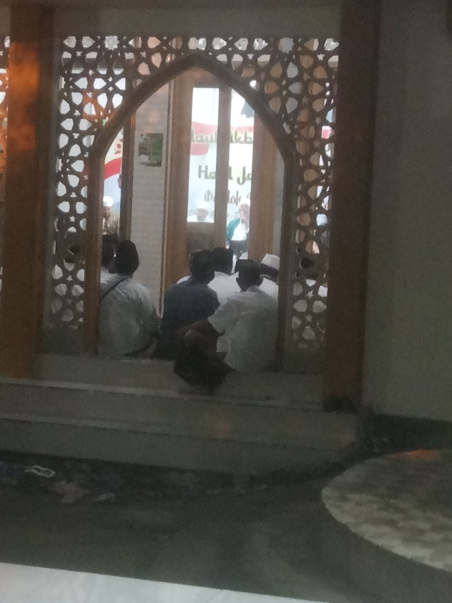 Imam Syafii Berkata:
إذا حار أمرك في شيئين، ولم تدري حيث الخطأ والصواب، فخالف هواك فإنّ الهوى يقود النفس إلى ما يعاب.

Jika 2 hal bergejolak dalam hatimu, dan kamu tidak tahu mana yg benar atau salah, maka lawanlah hawa nafsumu, karena nafsu menuntun jiwa kepada apa yg zalim.