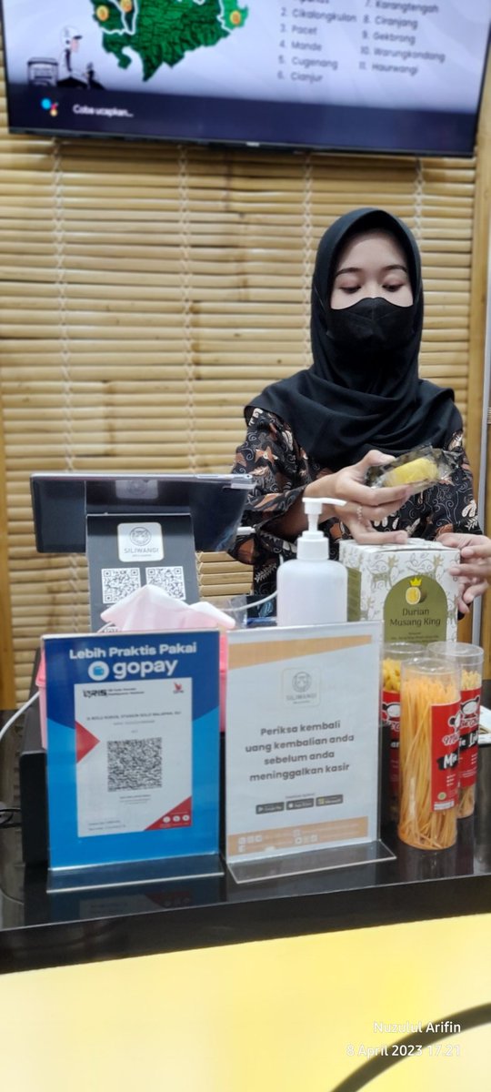 Kamu ga bawa uang tunai? Santai saja deh. Di store Mataram Bakpia Kukus Sta. Solo Balapan, kamu bisa bayar pakai QRIS. Jadi aman deh. Pasti bayar pas.

#MataramBakpiaKukus