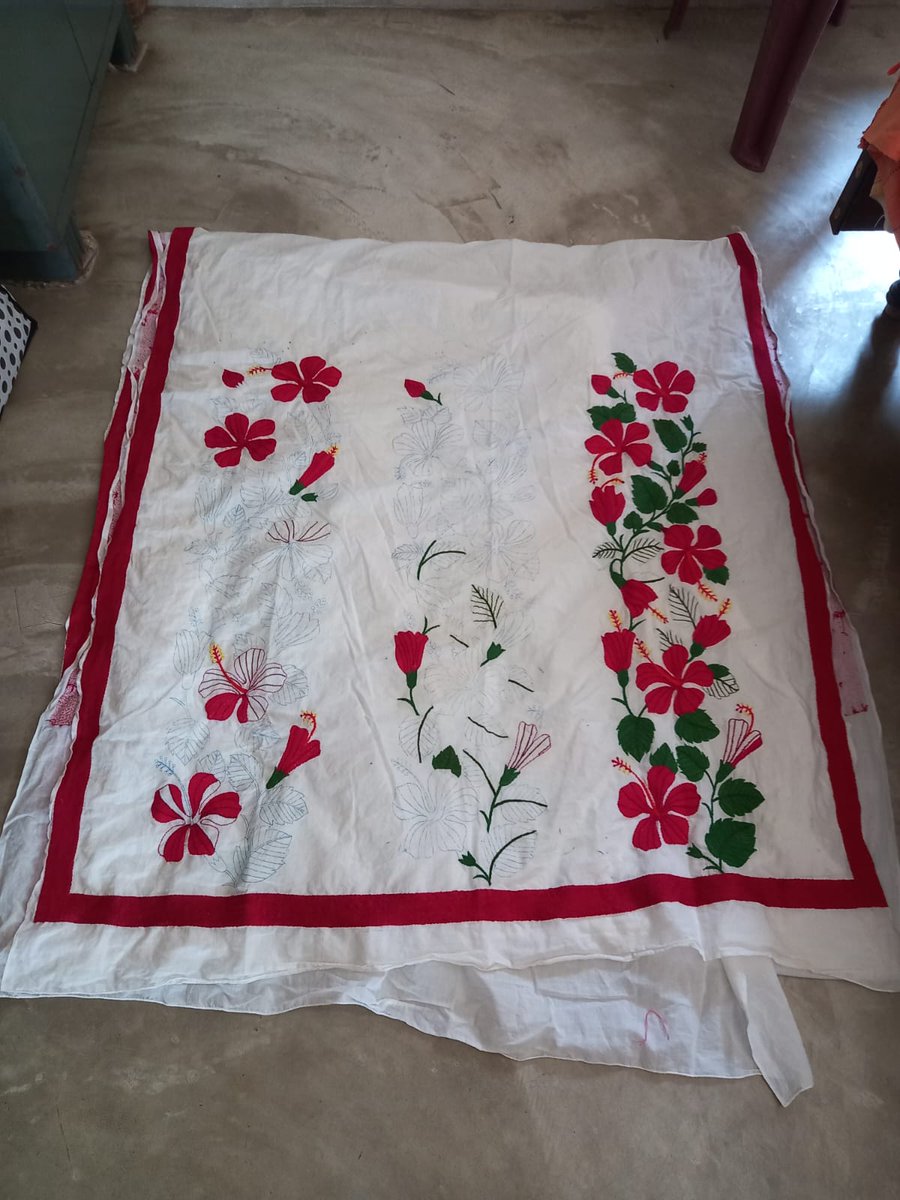 DerajLifestyle's tweet photo. Got reminded by @nuts2406 and Devlina that hibiscus is one of our most popular designs. 
Ongoing work 
#Deraj https://t.co/PotBkH3wb0