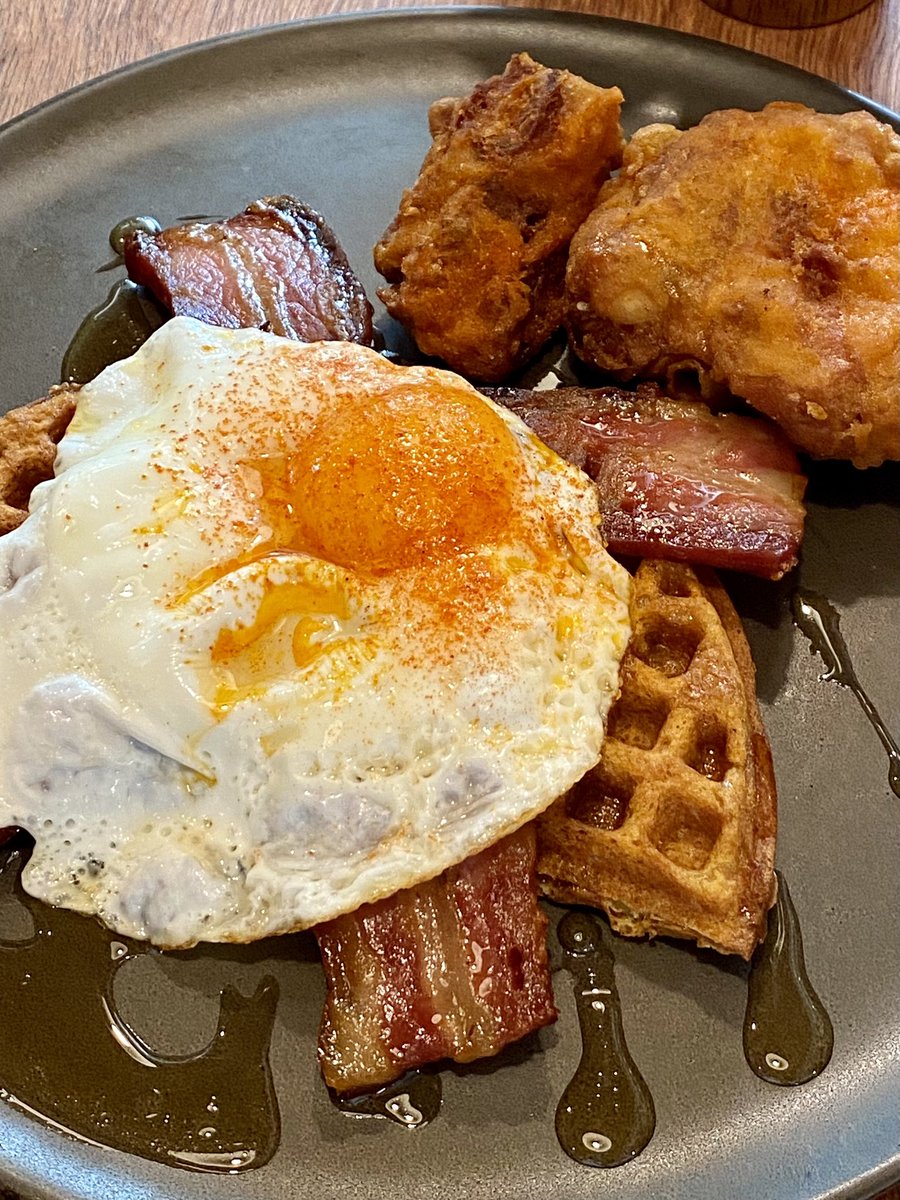 eatnonstoppp's tweet photo. ใครสาย brunch มาลองร้าน POONYPOONYCOFFEE ด่วนนนน ! สำหรับเราคืออร่อยทุกเมนูเลย แต่ชอบ Brekkie 56mm. สุด🥓🥗 ตัวไข่นุ่มมม กินกับแฮม ไส้กรอก แซลมอน ก็คือเข้ากันเวอร์ ละร้านนี้ขนมปังอร่อย🥖 กรอบนอกนุ่มใน ไม่แห้ง กาแฟก็ดี
📍 สุทธิสาร #อีสไม่หยุด #อร่อยบอกต่อ @aroii @Kin24hrs https://t.co/2OghGgonlg
