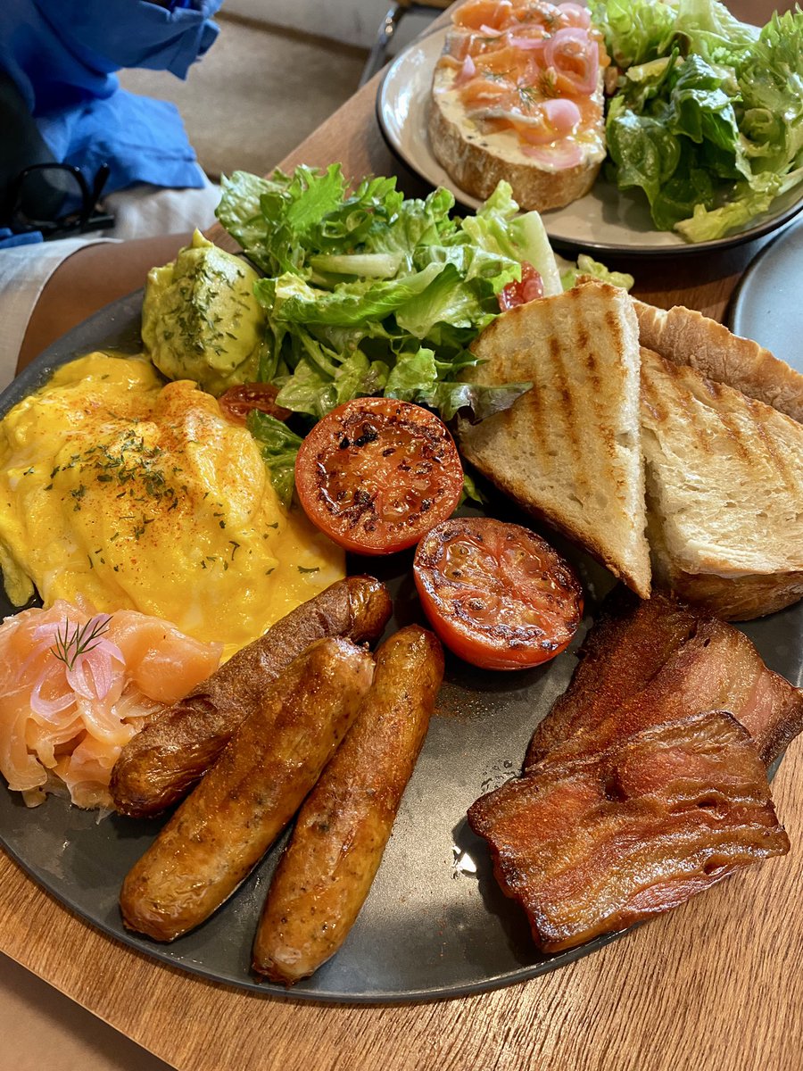 eatnonstoppp's tweet photo. ใครสาย brunch มาลองร้าน POONYPOONYCOFFEE ด่วนนนน ! สำหรับเราคืออร่อยทุกเมนูเลย แต่ชอบ Brekkie 56mm. สุด🥓🥗 ตัวไข่นุ่มมม กินกับแฮม ไส้กรอก แซลมอน ก็คือเข้ากันเวอร์ ละร้านนี้ขนมปังอร่อย🥖 กรอบนอกนุ่มใน ไม่แห้ง กาแฟก็ดี
📍 สุทธิสาร #อีสไม่หยุด #อร่อยบอกต่อ @aroii @Kin24hrs https://t.co/2OghGgonlg