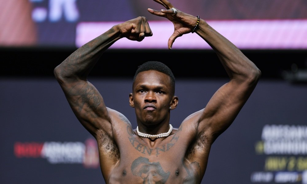AFCyb3r's tweet image. Ffs he baited him 😭 and hit him with a haymaker #AdesanyaVsPereira #UFC287 #StyleBender