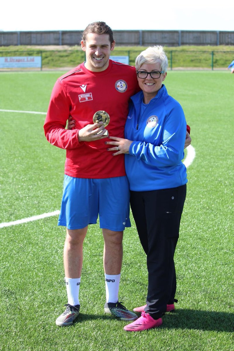 Skemutdofficial's tweet photo. 𝓟𝓵𝓪𝔂𝓮𝓻 𝓞𝓯 𝓣𝓱𝓮 𝓜𝓸𝓷𝓽𝓱

Your Skelmersdale United March Player of the month Tom Freeman 👏🏻

Here’s Tom being presented with his trophy by Physio Caroline (Caz) Green prior to yesterdays game v Hanley Town

Congratulations Tom🔵⚪️ https://t.co/DdrND8bI5N