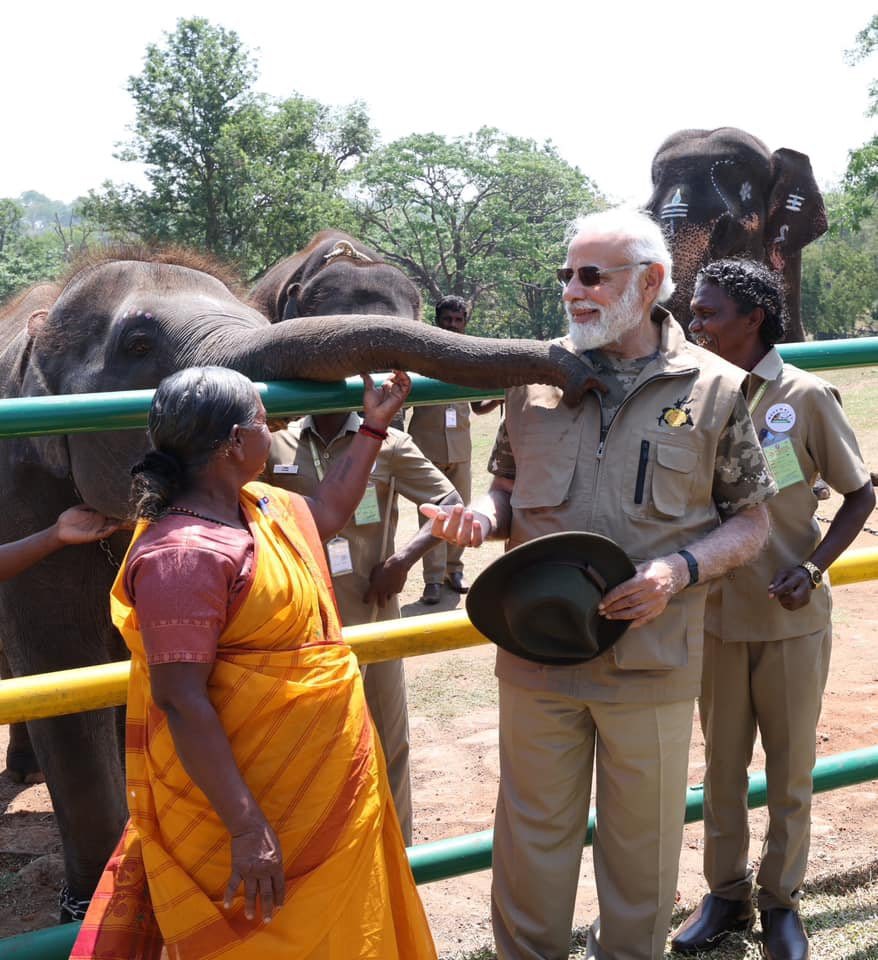 TippudarshanT's tweet photo. Such a heartwarming picture. 

PM @narendramodi Ji met #TheElephantsWhisperers stars Bomman &amp; Bellie https://t.co/ftMKUPCuXE