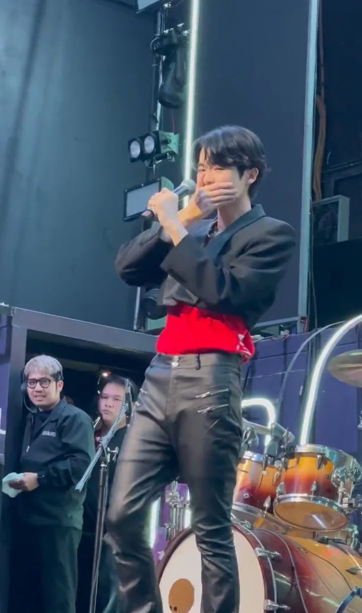 saturnxiw's tweet photo. พี่บอมฝากมาบอกมุว่าไม่ต้องร้อง🥺
Cr.คลิป : ppxjk
#RSAxBANGKOK
#อาสามาหาเธอนะกรุงเทพ https://t.co/iysm6aiMjN