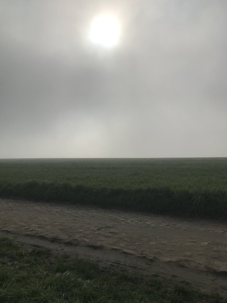 ST_blog's tweet photo. Waiting for ⁦@INEOSGrenadiers⁩ at mons-en-pevele ⁦@parisroubaix⁩ #happyeaster https://t.co/WKRj9X5jmp