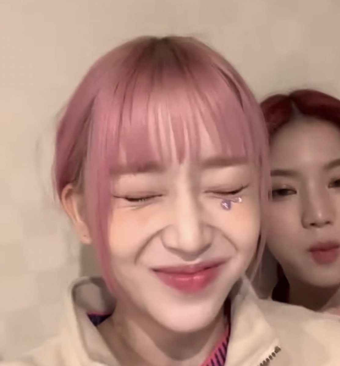STAYC_GOL's tweet photo. bae sumin pls dont remove your pink hair ever you look so good in it i swear https://t.co/5QA2kHaDjm