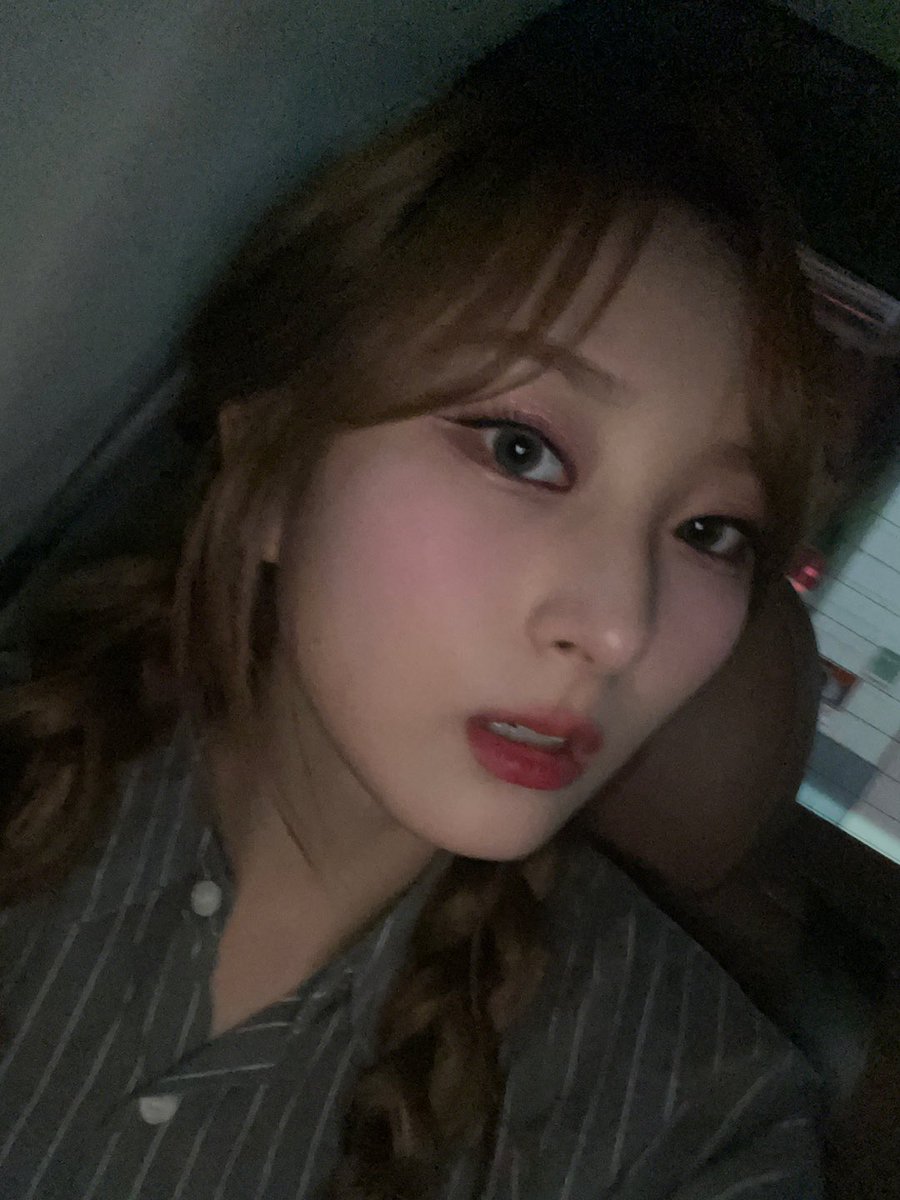 윌링💚
오늘도 너무 고마워요!!
사진이 되게 새벽에 찍은 사진처럼 나왔어요ㅎㅎㅎ 지하주차장에서 찍어서 그런가봐요!! 오늘두 너무너무 사랑하구 좋아하구 아껴요❤️
남은 일요일 즐겁게 보내구 월요일부터 다시 화이팅하자구요!! 아자아자!!

#ICHILLIN #아이칠린 #CHOWON #초원