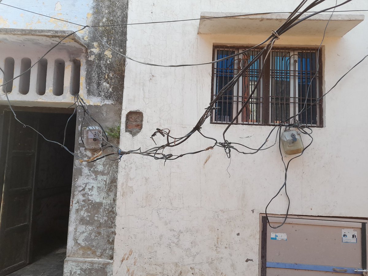 kirtisingh2001's tweet photo. G20 ki taiyari to theek hai lekin gali mein ye jo taar latke hue hain, isase koi durghatna hone ke baad theek kiya jayega? @UPPCLLKO @UppclChairman @Varanasi_DM @CdoVaranasi
#kabirmath to kabir chaura tiraha street https://t.co/7iuSlexzve