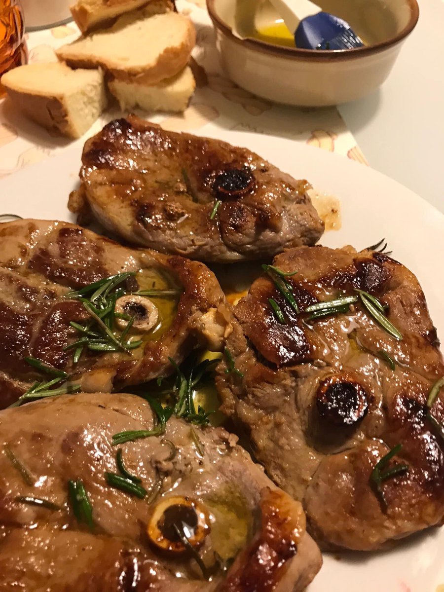 Per Pasqua non può mancare l’agnello.
Buona Pasqua a tutti
#Pasqua #Ester2023 #agnello #abbacchio 
Mi trovi anche su TikTok 
tiktok.com/@paolomazzichef

E su Instagram 
instagram.com/ricettemodenes…