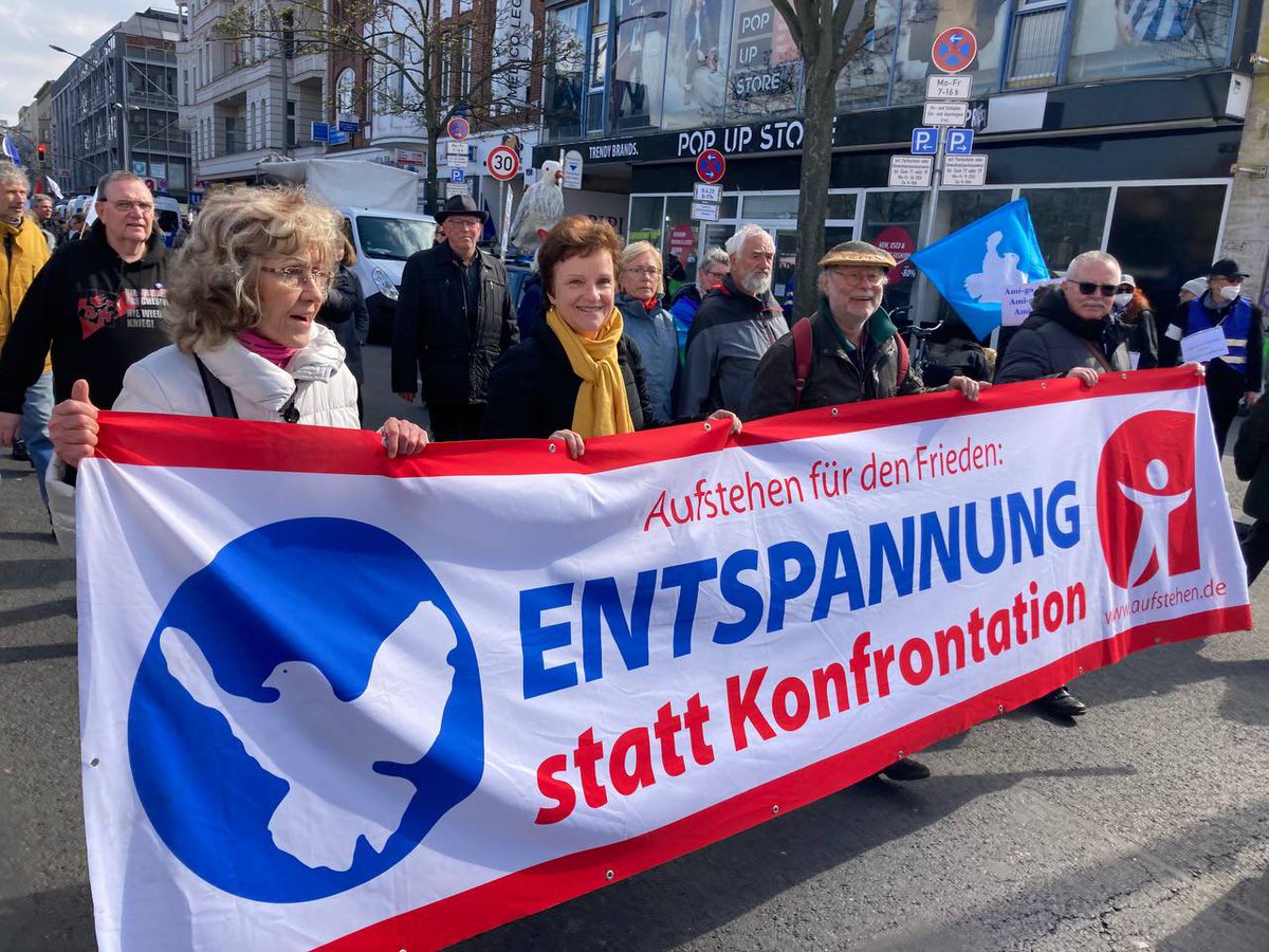 Noch ein paar Bilder vom Heizung-Brot-Frieden Block auf dem #Ostermarsch in Berlin.
