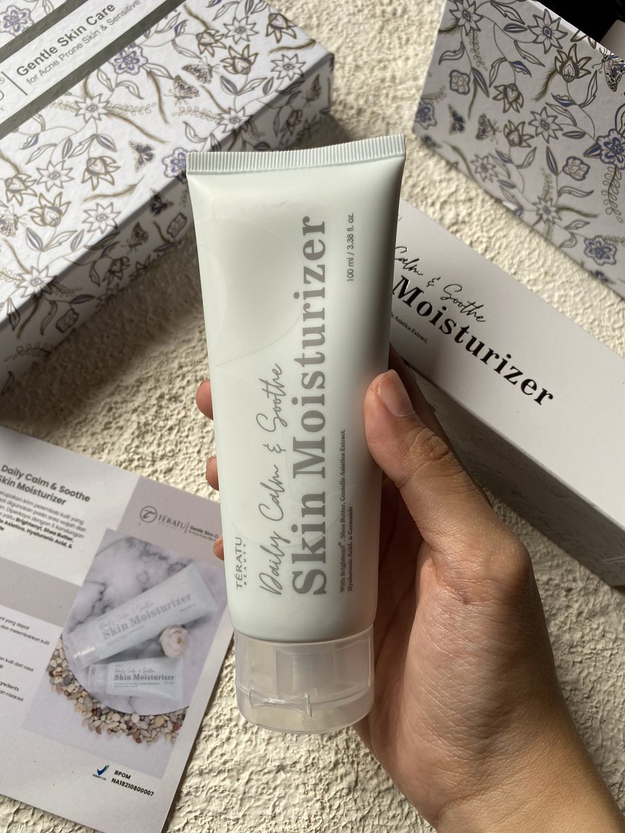 skinicee_'s tweet photo. @teratubeauty tuh kenapa si boxnya selalu cakepp gituu, cocok nih buat dijadiin hamperss kepacar/camer kaliyaa🤪

Kali ini mau share first impression pake skin moisturizernya teratu yg jumboo ini😍

Daily Calm &amp; Shoothe skin moisturizer✨
#racuninskincare https://t.co/KN3CTqdSeT