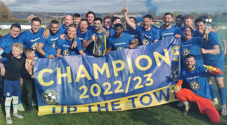 jfrg__'s tweet photo. What a season 🔵🟡 Champions! 
@snodlandtownfc 🏆 https://t.co/2iYWbaKiLw