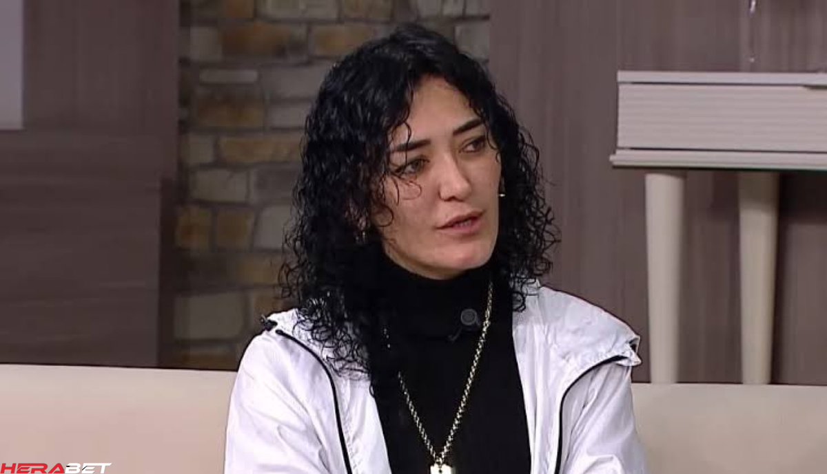 creatifsports's tweet photo. Astrolog Meral Guven: "Bu sene şampiyon Galatasaray olacak ve son haftaya kalmayacak. Seneye ise Başakşehir şampiyon olacak. Beşiktaş ise yakın zamanda Avrupa'dan kupa getirecek. Fenerbahçe için her şey çok karanlık." https://t.co/jecMdMfMip