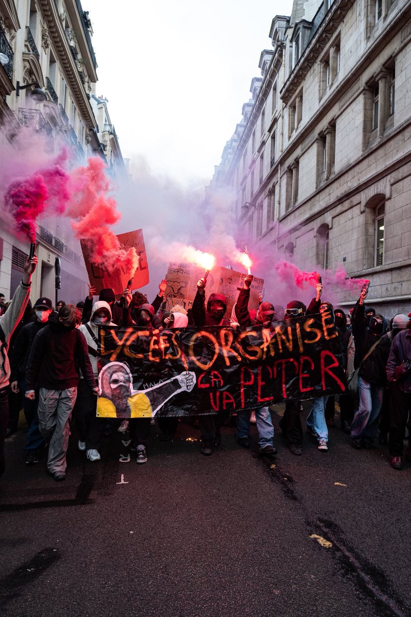 MALA_IDF's tweet photo. LES LYCÉES S’ORGANISENT, ÇA VA PETER 💥
#11hRacine #MacronVaCraquer #MacronDemission #invalides #manif6avril #manifsauvage #lyceesorganises #blocus #ReformeDesRetaites https://t.co/O5Zkljw0iM