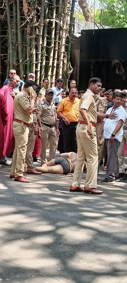 AnandAnugr55272's tweet photo. #KPpunePoliceBrutality
#RemoveOIFtrustees
#SaveOshoLegacy
save #osho ashram #pune
@CPPuneCity
@DGPMaharashtra
@CMOmaharashtra @Dev_Fadnavis
@PMOIndia
@HMOIndia
@India_NHRC 
How can you beat an innocent person so badly and drag to van? Are there any human rights in India? https://t.co/oZieiRMMa7