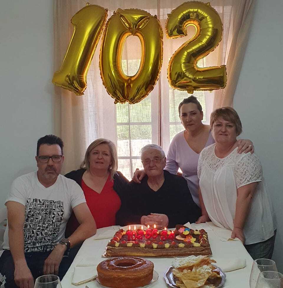 novasdacosta's tweet photo. María da Parada cumpliu 102 anos https://t.co/MIvmiDWWDD https://t.co/HiOZZioRQw