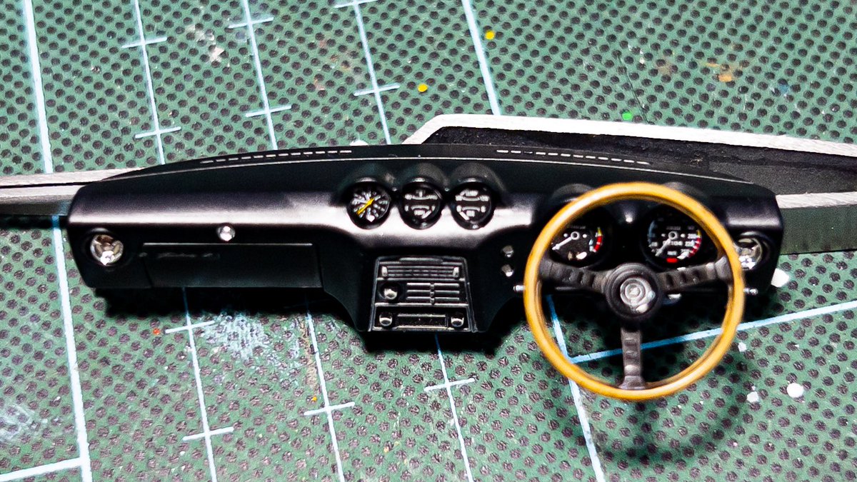 タミヤのフェアレディ240ZG③
シートは、ドイツ機のRLM76で塗装。
計器盤はデカールの上からレジン。
#nissan