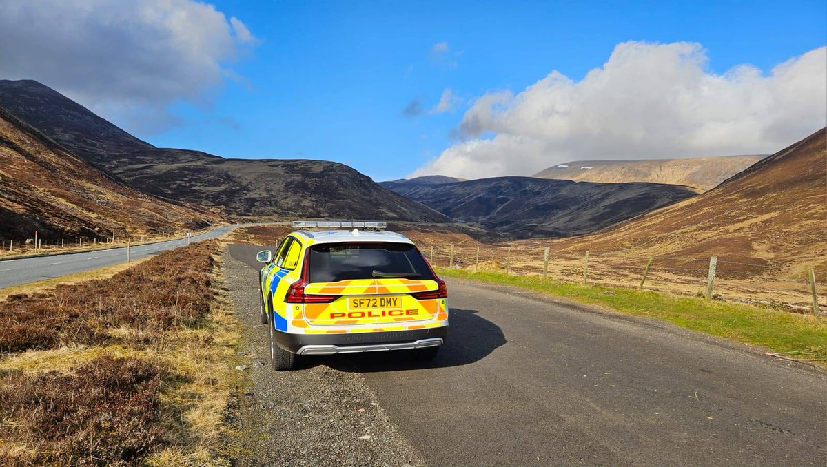 PSOSRoads's tweet photo. #PerthRP have been carrying out high visibility patrols on the A93 to Glenshee over this Easter weekend. They're engaging with as many motorists as possible, including tourists and motorcyclists, in their bid to increase road safety for all

#KeepingPeopleSafe
#DontRiskIt
#Fatal5 https://t.co/O4w94x17WC