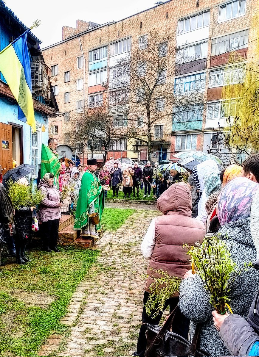 Сьогодні вперше був на відправі служби ПЦУ , Вхід Господній до Єрусалиму.
У нас весь час ,говорять про утиски московської церкви .
А , що це ? Коли 56 річний дядько дочекався перший раз в житті вислухати літургію і проповідь рідною мовою у своїй визнаній церкві.
Відчуття , неначе