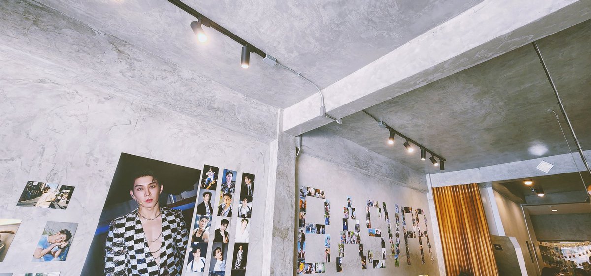 Bosskaku69's tweet photo. รีวิว #Mistbkk ร้านติดBTSเดินทางสะดวก ในร้านแต่งเป็นสีเทา แต่ไม่รู้สึกถึงความทึบเลย ไฟสีส้มให้ฟีลอบอุ่น รู้สึกจะแอบวินเทจด้วย โซนวันเกิดมีหลายส่วน กิจกรรมน่ารักๆทั้งนั้นเลย น้ำและขนมอร่อยสมคำร่ำลือ
#BrightlyASummerBASVPR
#basvpr_
#Remembas #HappyBAS26thDay https://t.co/2u54DgtQvW
