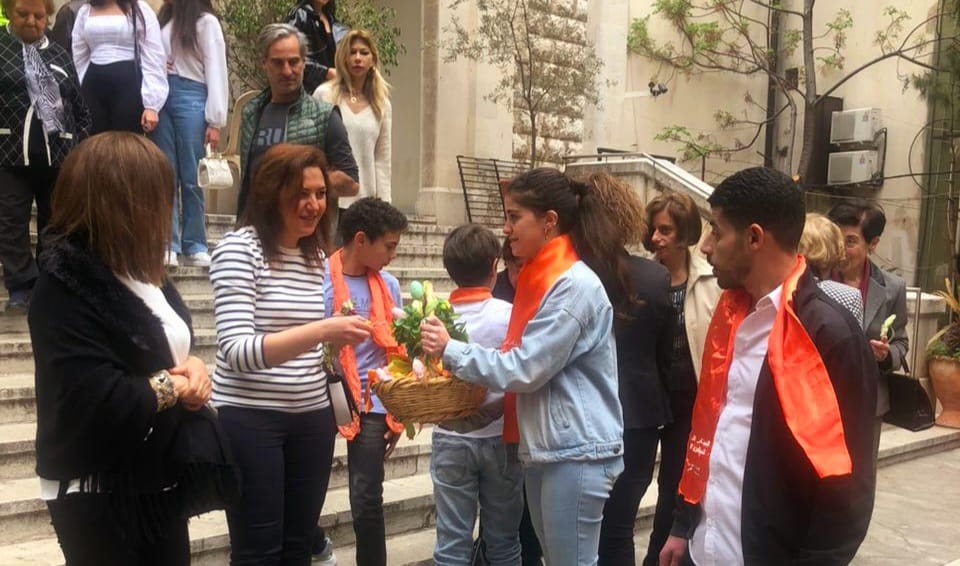 tripoli_fpm's tweet photo. لمناسبة عيد الفصح المجيد عند المسيحيّين الّذين يتّبعون التّقويم الغربي،قامت هيئة قضاء طرابلس في التّيار الوطني الحرّ بتوزيع شوكولا العيد أمام كنيسة مار مارون في مدينة طرابلس.
شكرًا لكلّ من ساهم في إنجاح هذا النّشاط عسى أن تبقى الأعياد فرصة للمحبّة والتّلاقي.
#فصح_مجيد https://t.co/sW5FTpjkIg