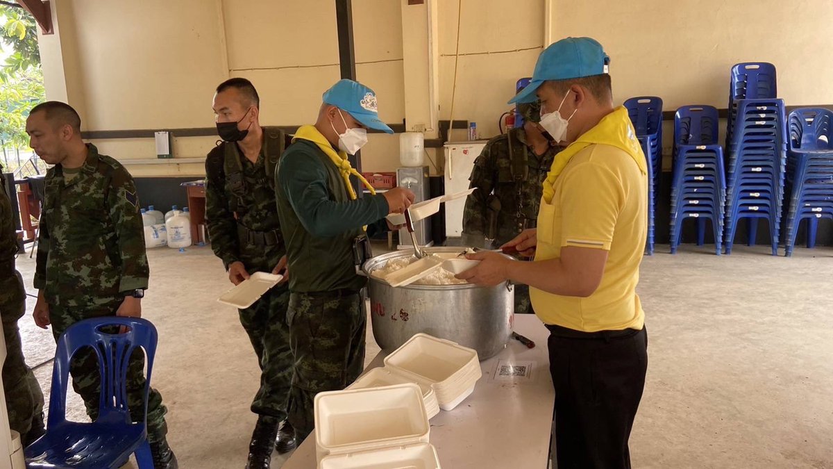 military37's tweet photo. วันที่ 9 เม.ย.66 มทบ.37 บูรณาการส่วนราชการ พร้อมด้วย เฮลิคอปเตอร์ KA32-03 จากกรมป้องกันและบรรเทาสาธารณภัย (ปภ.) ณ บ้านหนองผำ อ. แม่สรวย จ. เชียงราย จำนวน 10 เที่ยว ทิ้งน้ำ 30,000 ลิตร โดย มทบ.37 สนับสนุนรถครัวสนามประกอบเลี้ยงกำลังพล ,เจ้าหน้าที่,จิตอาสา และกำลังพลชุด จนท.ดับไฟป่า https://t.co/spSZqLNzRf