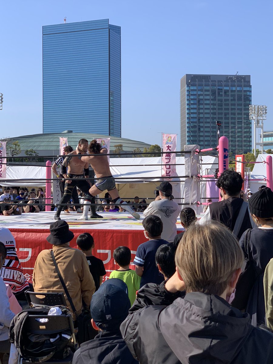 ImagoKayoko's tweet photo. 選挙行って、そのあとは
子どもたちと

#大阪プロレス
#大阪城プロレス

怖がってた子も二試合目には最前列へ。トイレでマスクの人の横に並んでんって笑顔で。
初めて見た子も必死で選手の名前を覚えて大きな声で応援。

楽しかったー https://t.co/y68YudZDAH