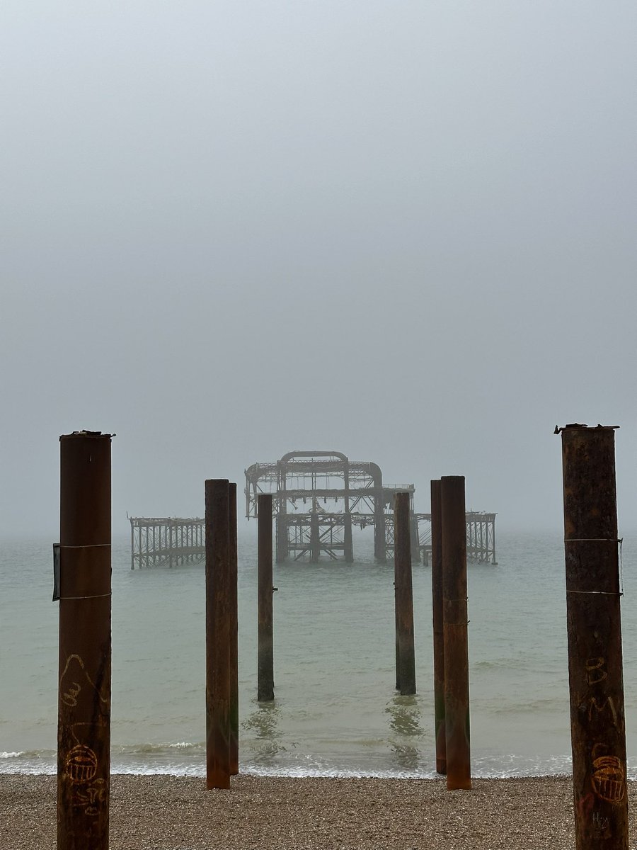 Bit of a sea fog about this morning in #Brighton @ThePhotoHour @StormHour