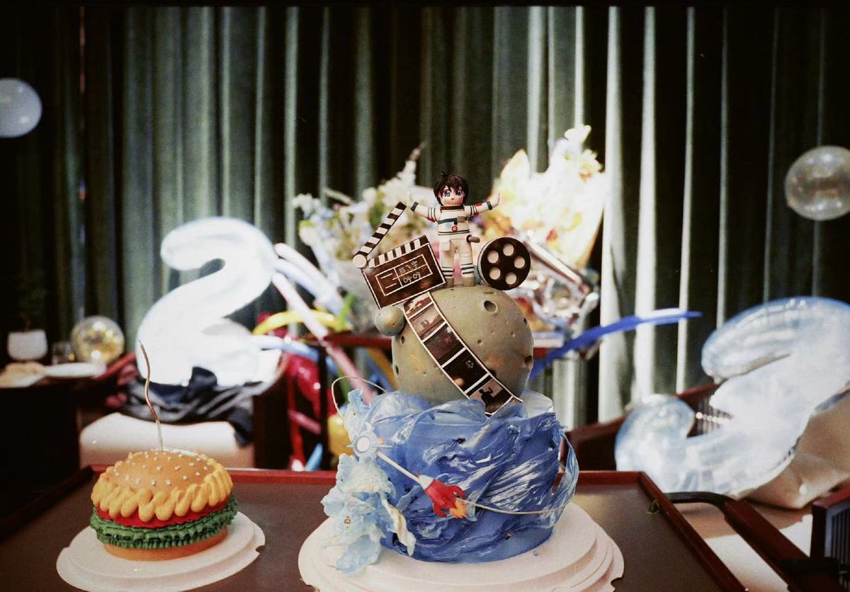 dailycfy's tweet photo. [official] 230409 #chenfeiyu studio 🚀 

“"happy birthday, may love and hope always be with you."

we welcomed the arrival of becoming 23 years old together with classmate xiao chen after work! ♥️✨
#陈飞宇0409生日快乐” (1/2)

#陈飞宇 #arthurchen #진비우 #เฉินเฟยอวี่ https://t.co/echtPVgpbD