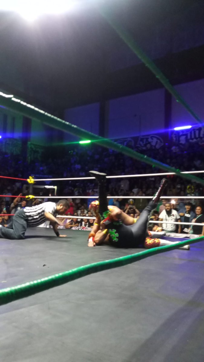LaTijeraLucha's tweet image. En sensacional triangular de trios el talento de #AAA formado por #Komander, #MyztezyzJr y #Relámpago se llevan la victoria sobre #LaPandemia y las #RaícesPrehispánicas, haciendo vibrar al público se #InvasionIndy y #ProduccionesSanchez que hizo pletórico el #SabadoDeGloria en...