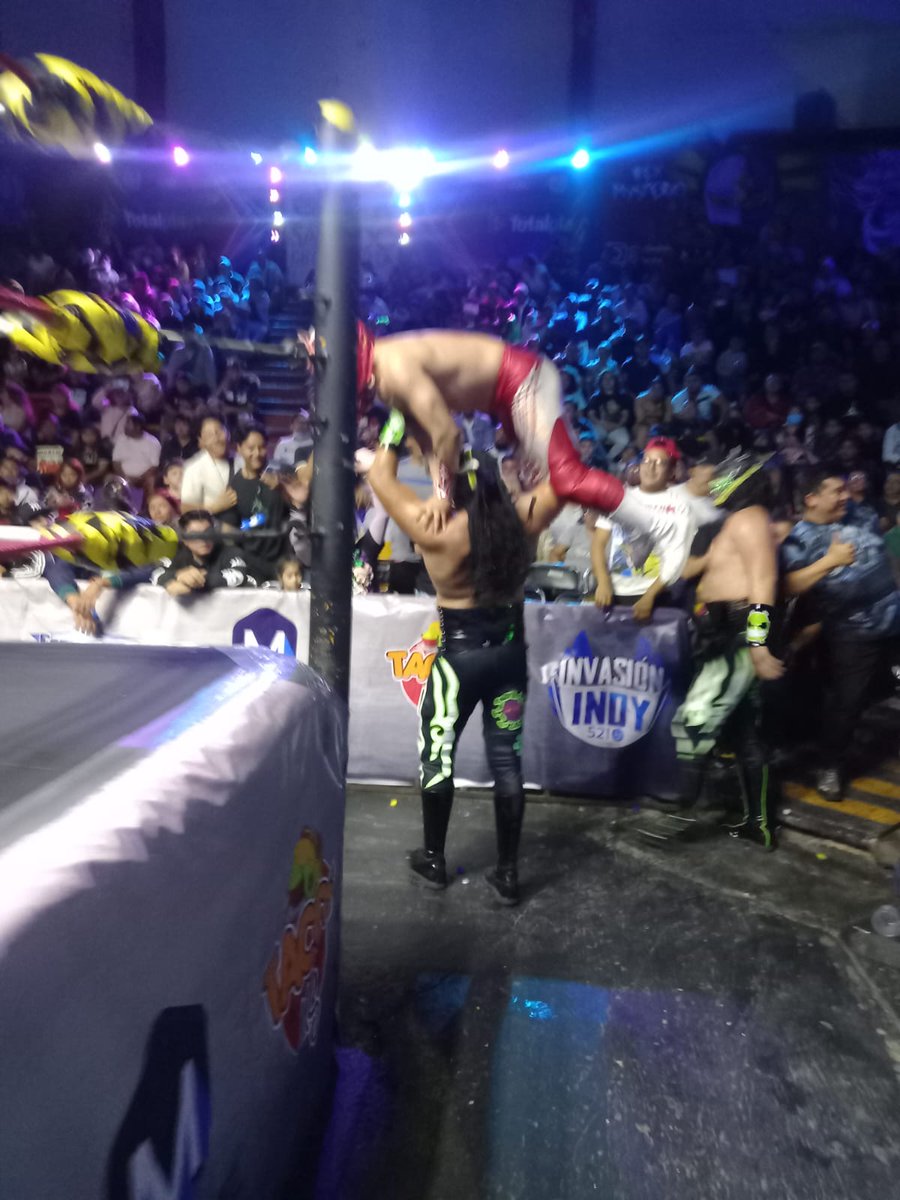LaTijeraLucha's tweet image. En sensacional triangular de trios el talento de #AAA formado por #Komander, #MyztezyzJr y #Relámpago se llevan la victoria sobre #LaPandemia y las #RaícesPrehispánicas, haciendo vibrar al público se #InvasionIndy y #ProduccionesSanchez que hizo pletórico el #SabadoDeGloria en...