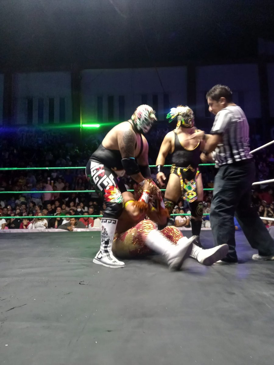 LaTijeraLucha's tweet image. En sensacional triangular de trios el talento de #AAA formado por #Komander, #MyztezyzJr y #Relámpago se llevan la victoria sobre #LaPandemia y las #RaícesPrehispánicas, haciendo vibrar al público se #InvasionIndy y #ProduccionesSanchez que hizo pletórico el #SabadoDeGloria en...