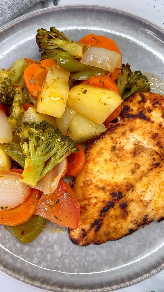 kendra_cassidy's tweet photo. chicken with vegetables https://t.co/t94t8D0SUA