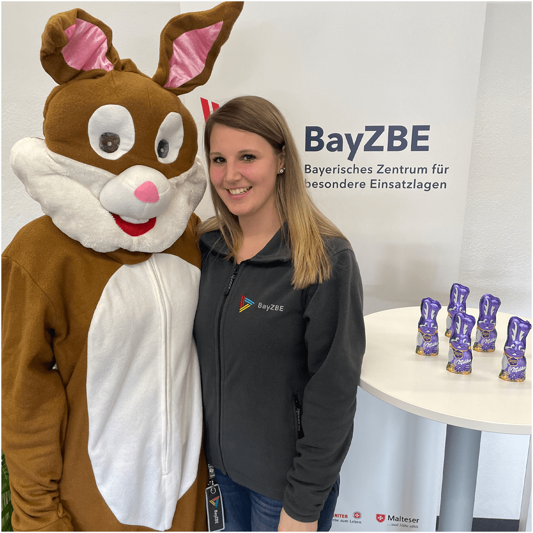 BayZbe's tweet photo. Wenn plötzlich der Osterhase an der Tür klingelt.. ;=) Wir wünschen allen frohes Eiersuchen und einen ruhigen Feiertag! 

#ehrenamtlich #osterhase #osterhaseimehrenamt #wasserrettung #rettungsdienst #ehrenamt #katastrophenschutz #johanniter #brk #juh #ehrenamtverbindet https://t.co/v5xRZXRZ7u