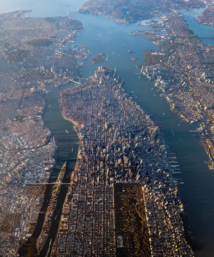 TheoLaubry's tweet photo. L’image du jour: une photo inédite de New York, prise à 5km d’altitude en hélicoptère, portes ouvertes &amp; pilote avec masque à oxygène. Absolument magnifique!
📸 @BEH0LDINGEYE https://t.co/mRNfuxIjHT