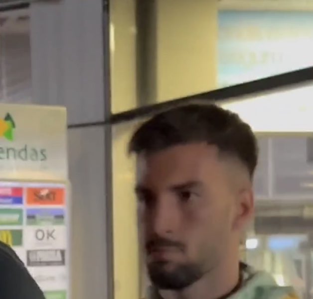 🧵 Un pequeño hilo sobre el incidente entre Baena y Fede Valverde. 

El pasado 19 de enero, en la eliminatoria de Copa del Rey entre Villarreal y Real Madrid, Baena, sin motivo alguno y tras derribarlo, le dijo: 

“Llora ahora que no va a nacer tu hijo”.
