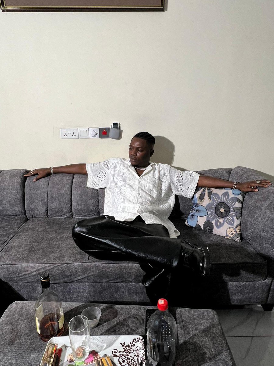 deraiin_'s tweet photo. REPLY crooner @Neyoog๐๐ Baba dropped hit song and went back to chill ๐ฅต no stressโฆ..
Link: https://t.co/TZV9pGChlV
@ANGRECORDSHQ
#Afroilaje
#Neyoog https://t.co/kyJKtAoe71