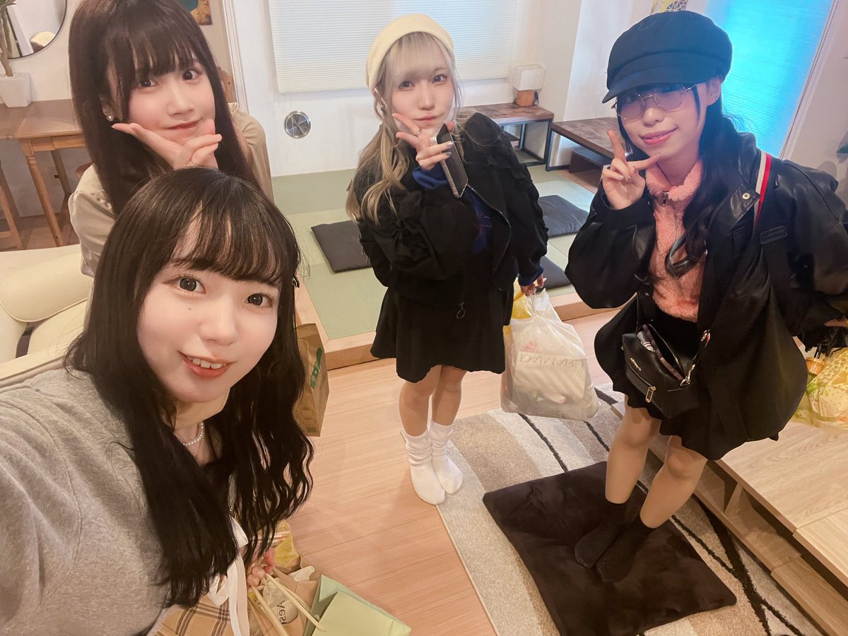fureusa's tweet photo. CD枚数購入特典
ふれうさ打ち上げ会‼️
ありがとうございました🫶 https://t.co/k1Pu5onUz3